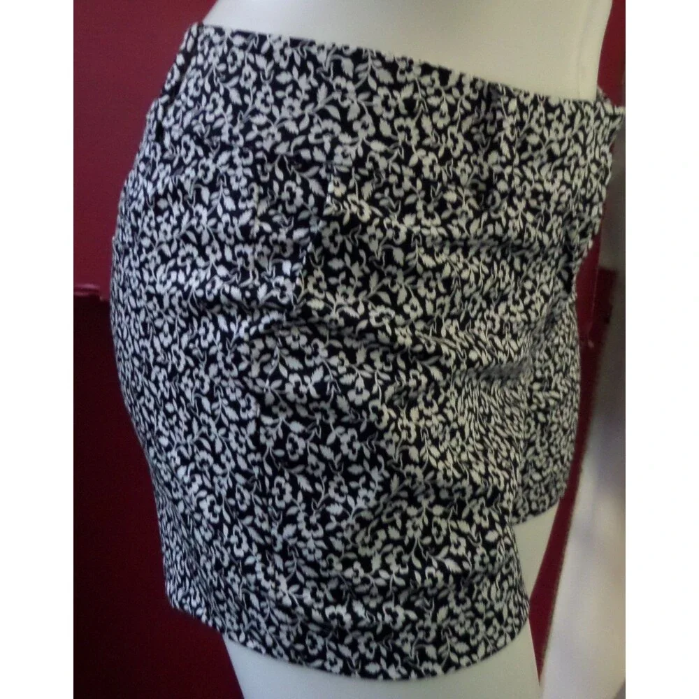 ANN TAYLOR BLACK & WHITE FLORAL SIGNATURE FIT DRESS SHORTS SIZE: 2P NWT - Picture 3 of 4